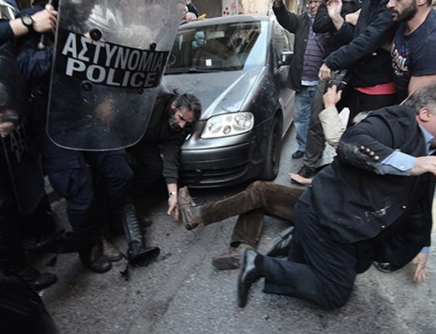 «Ξεσάλωσε» το Twitter με την επική τούμπα Λεοτσάκου (εικόνες)