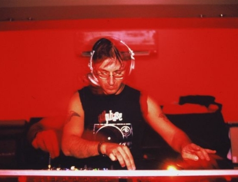 O Mikee έχει γράψει μέρος της ιστορίας του αθηναϊκού clubbing