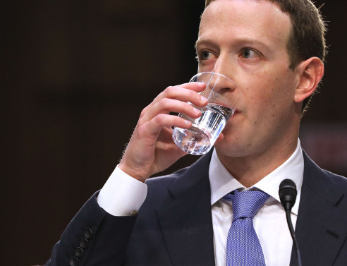 Η ώρα της κρίσης για τον Μαρκ Ζούκερμπεργκ - Δείτε την κατάθεση του αφεντικού του Facebook στο Κογκρέσο 