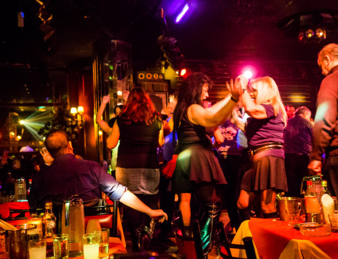 Μια βραδιά στο υπόγειο Club Ένσταση για θαμώνες 50+