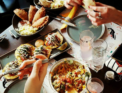 Τι είναι ροζ και σερβίρει μεξικάνικο brunch αυτό το ΣΚ;