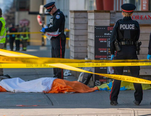 Τρόμος στο Τορόντο: Χτυπούσε πεζούς επί 1,5 χιλιόμετρο ο οδηγός του βαν - Δέκα νεκροί (video)