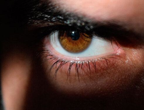 Επική απάντηση ζευγαριού σε γείτονα που έκανε παράπονα για τις γυμνές βόλτες τους στο σπίτι (εικόνες)