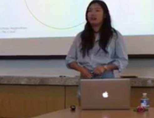 Στριπτίζ για πτυχίο – Καθηγήτρια έβγαλε φοιτήτρια κυριολεκτικά έξω από τα ρούχα της (εικόνες, video) 