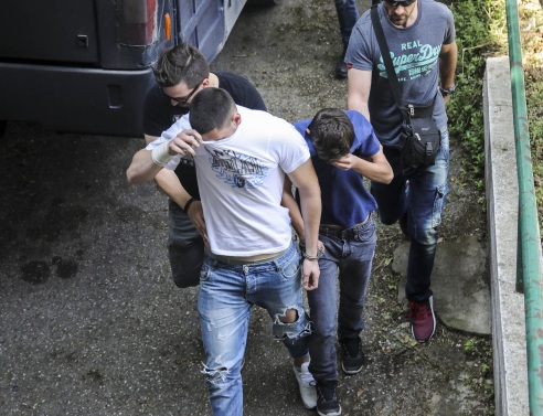 Ποιος προκαλεί ποιον;