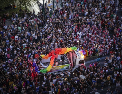 Η ερώτηση της εβδομάδας από την A.V. και την Prorata: Διεκδίκηση ή επίδειξη της διαφορετικότητας το Athens Pride;