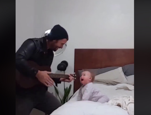 Αξιολάτρευτο! Μπαμπάς τραγουδάει και παίζει κιθάρα στη μηνών κόρη του και αυτή τρελαίνεται! (video)