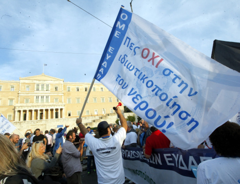 Νερό, ρεύμα, τηλέφωνο, ίντερνετ: Να υπάρχουν ιδιώτες πάροχοι;