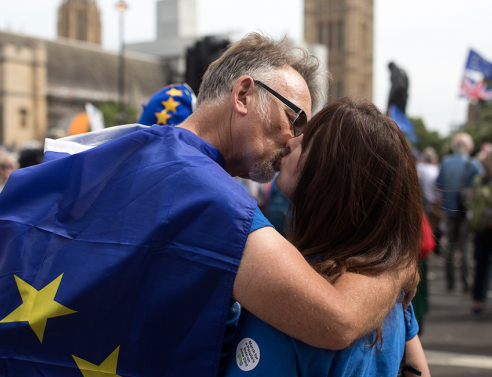 Μα γιατί παραιτούνται ο ένας μετά τον άλλο οι Βρετανοί υπουργοί;