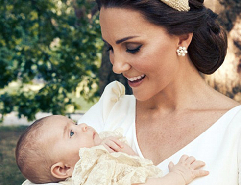 «Το βλέμμα της αγάπης»  από την Κέιτ στον Λούις - Οι επίσημες φωτογραφίες της πριγκιπικής βάπτισης (εικόνες) 