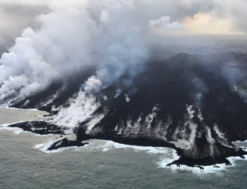 Το Κιλαουέα «εκτοξεύει» βόμβα λάβας και τραυματίζει 23 άτομα σε τουριστικό σκάφος (εικόνες, video)