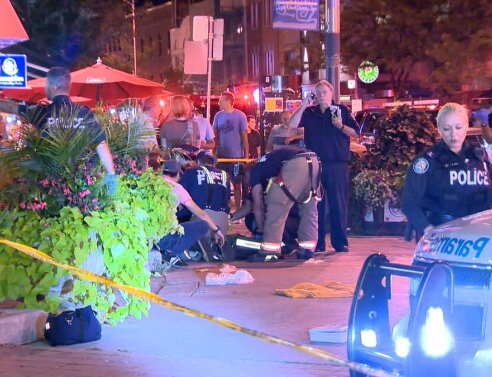Ένοπλη επίθεση στην ελληνική συνοικία του Τορόντο -  Νεκροί μία γυναίκα και ο δράστης, 13 τραυματίες (εικόνες, video)