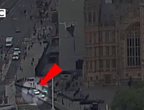 Λονδίνο: Η στιγμή που το αυτοκίνητο «καρφώνεται» στην είσοδο του Κοινοβουλίου (video)