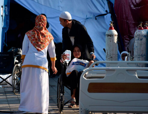 Ινδονησία: Τουλάχιστον 12 νεκροί από τον σεισμό των 6,9 Ρίχτερ (εικόνες)