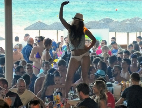 Sex show στη Μύκονο πάνω σε Πόρσε στο φως της ημέρας (video)