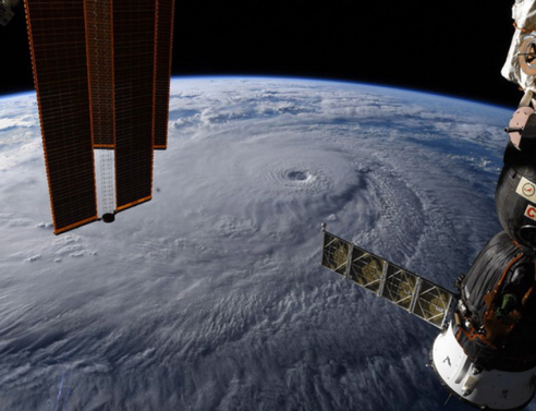 Δέος - Το μάτι του κυκλώνα Λέιν από το Διάστημα (εικόνες) 