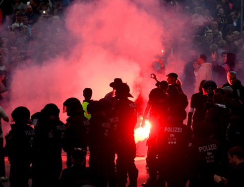 Η ανατολική Γερμανία χωρισμένη σε στρατόπεδα - Ακροδεξιοί εναντίον ακτιβιστών με αφορμή μια δολοφονία (εικόνες)