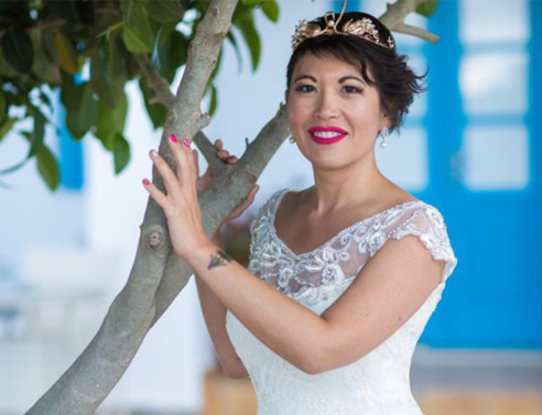 Ρομαντική Γαλλίδα, 38 ετών, παντρεύτηκε τον εαυτό της στη Σαντορίνη (εικόνες) 