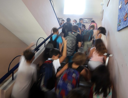 Θα πρέπει να είναι υποχρεωτικός ο εμβολιασμός όλων των παιδιών στα σχολεία; 