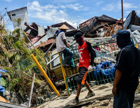 Ινδονησία: Σχεδόν 2.000 οι νεκροί από τον σεισμό και το τσουνάμι - 5.000 αγνοούμενοι 