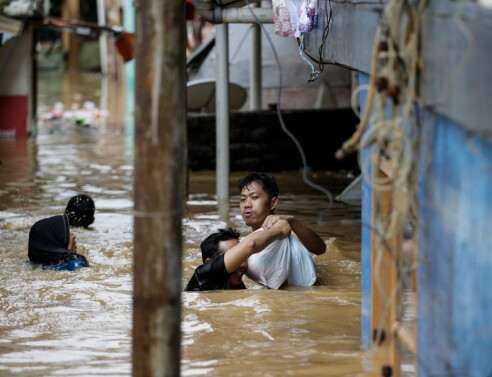Ινδονησία: Τουλάχιστον 22 νεκροί από τις καταρρακτώδεις βροχές στη Σουμάτρα