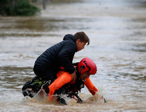 Σε κόκκινο συναγερμό η νοτιοδυτική Γαλλία - 12 νεκροί από τις φονικές πλημμύρες (εικόνες, video) 