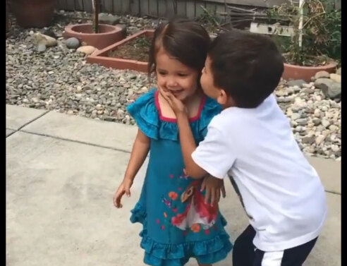 Αγόρι βοηθά την αδερφή του να βάλει καλάθι και «λιώνει» το διαδίκτυο (video)