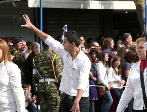 Όλα άρχισαν από την αποθέωση του μαθητή που μούντζωσε επισήμους