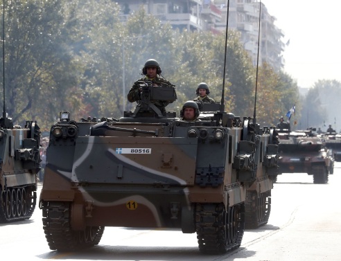 Είστε υπέρ ή κατά της διεξαγωγής στρατιωτικών παρελάσεων;