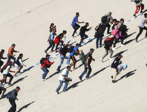 Κλειστά τα σύνορα μεταξύ Σαν Ντιέγκο και Τιχουάνα- Δακρυγόνα στο καραβάνι μεταναστών (video)