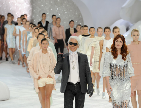 Πώς αποχαιρετά ο κόσμος της μόδας τoν Καρλ Λάγκερφελντ