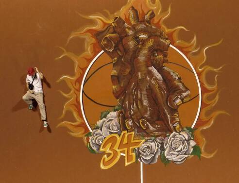 Το γήπεδο της Λαμπρινής που αφιερώνει στον Γιάννη Αντετοκούνμπο ο Billy Gee