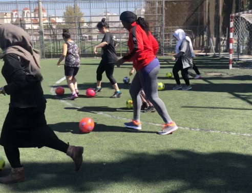 Παίζουν οι προσφυγοπούλες μπάλα;