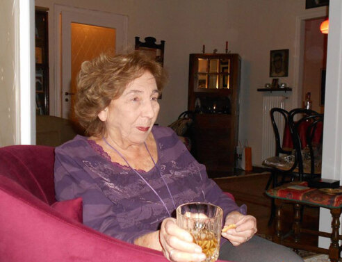 Η Άλκη Ζέη στο σπίτι της