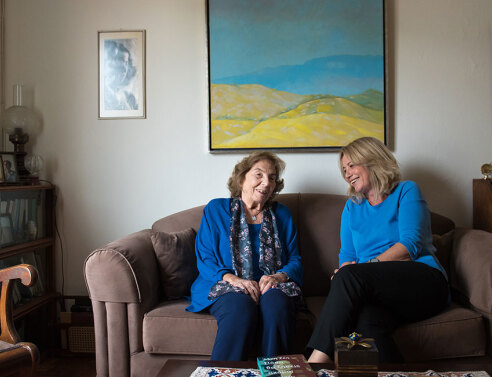 Η Άλκη Ζέη με την επιμελήτριά της Ελένη Μπούρα 