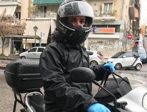 Μπάμπης Τυροβολάς,διανομέας φαγητού