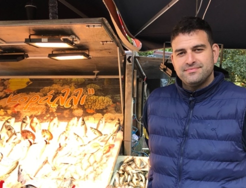 Ο Νίκος Μουλιάτος, εργαζόμενος στη λαϊκή αγορά του Ζωγράφου, περιγράφει τη νέα του καθημερινότητα, όπως έχει διαμορφωθεί στις μέρες του κορωνοϊού