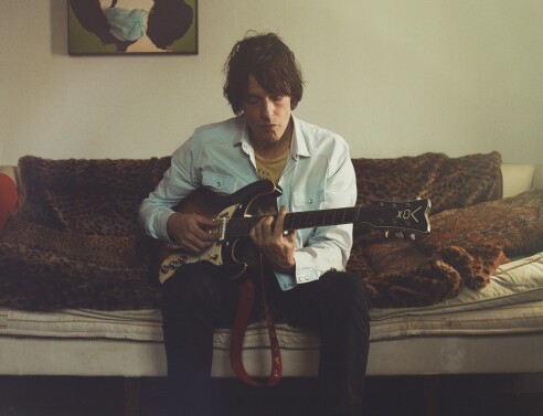 «Everything Was Beautiful»: Το νέο άλμπουμ των Spiritualized μόλις κυκλοφόρησε και ο Jason Pierce μας ξεναγεί στο σύμπαν της αρχετυπικής βρετανικής μπάντας.