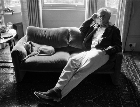 Ο συγγραφέας Τζον Λε Καρέ στον καναπέ του μαζί με ένα σκύλο