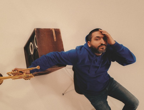 Ο μουσικός Ibrahim Maalouf φωτογραφίζεται με μία τρομπέτα