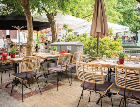 Κυβέλη: Το αγαπημένο μεζεδοπωλείο της Κυψέλης στην καλύτερη στιγμή του