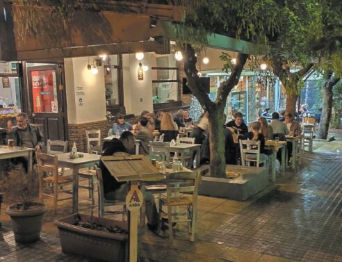 Αυγερινός Ψητοπωλείο: Θρυλικό σουβλάκι στη Γ. Ολυμπίου!