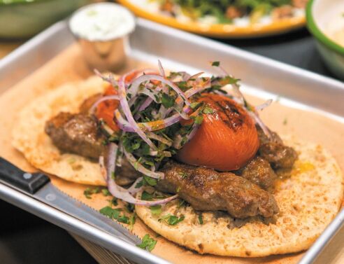 Μπαϊρακτάρης Eatery: Ελληνικές κι ανατολίτικες νοστιμιές στο χέρι