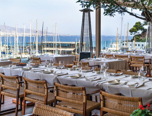 Varoulko Seaside: Το εστιατόριο που κάθε Αθηναίος θέλει να επισκεφτεί