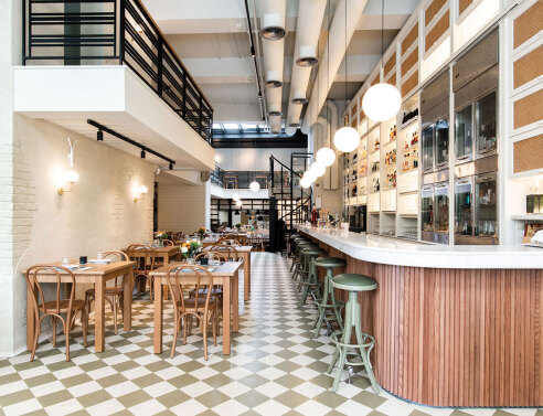 Kuzina, υπέροχο γαστρονομικό ταξίδι με θέα τη φωτισμένη Ακρόπολη