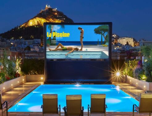 Pool Your Cinema: Το ονειρικό θερινό σινεμά στον έβδομο όροφο του ξενοδοχείου Μεγάλη Βρεταννία