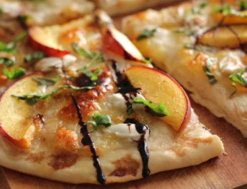 Πίτσα με τυρί, ροδάκινο, βαλσάμικο