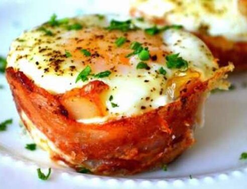 Η πιο γρήγορη και νόστιμη συνταγή με αυγά μπέικον ψωμί τυρί