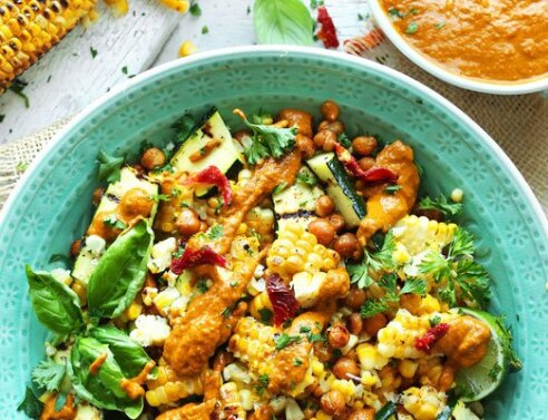 Δροσερή και πεντανόστιμη σαλάτα με καλαμπόκι και κολοκυθάκια