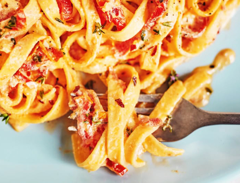 Fettuccine με λιαστή ντομάτα και κατσικίσιο τυρί